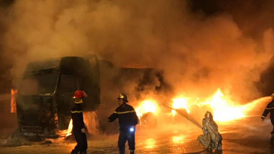 Xe tải gần 40 tấn bất ngờ bốc cháy dữ dội trong đêm
